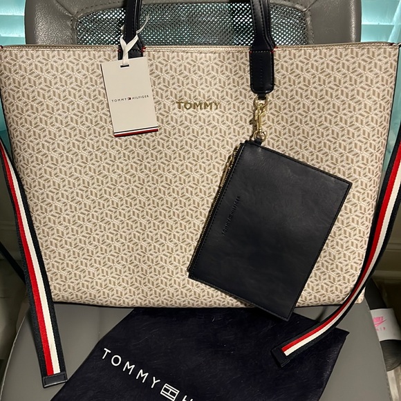 Tommy Hilfiger Handbags - Tommy Hilfiger tote bag